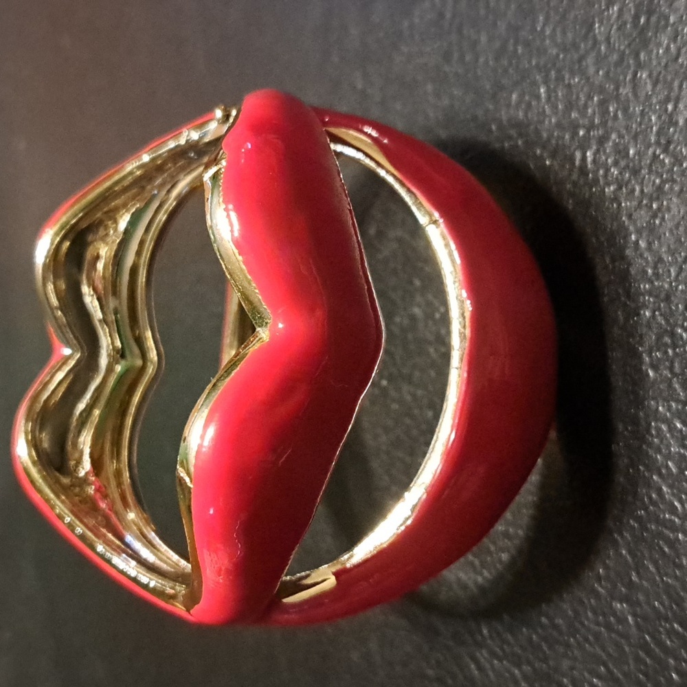 Bold Red and Gold Lip 3D Design Bracelet - Picture 2 of 3